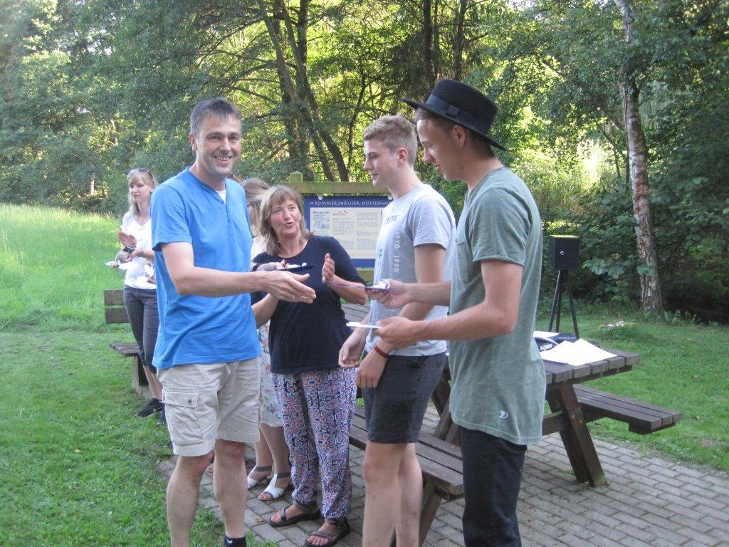 Frank Siesenop (TSV Gilserberg, im Bild links) bedankt sich zusammen mit Bettina Range bei den Helfern des Freiwilligen Sozialen Jahres und überreicht ein kleines Präsent.