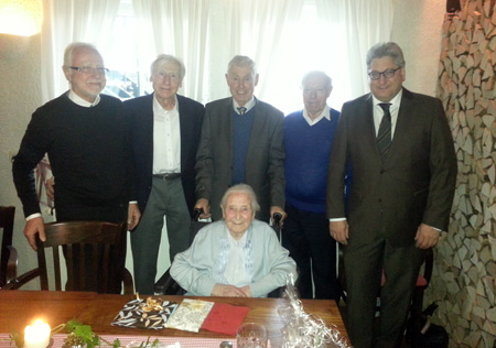(v.l.n.r.:) die Jubilarin im Kreise ihrer 4 Söhne (Hans-Werner, Jakob, Georg und Heinrich Dingel) und Bürgermeister Rainer Barth