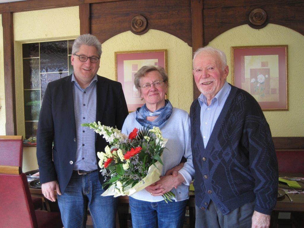 Von links nach rechts: Bürgermeister Rainer Barth, Waltraud und Heinrich Steller