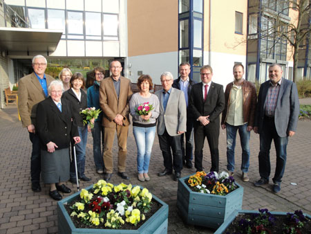 Auf dem Gruppenbild mit Blumen links Frau Foerster und in der Mitte Frau Schmidt-Rosner, 2.R.li. Herr Vestweber, 1.R.3.v.li. Herr Engel, 5.v.li. Herr Dr. Trolp, 3.v.re. Herr Ehrt (Bildrechte: Gert Wenderoth)
