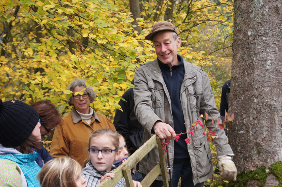 Seltene Pflanzenarten rund um die Burg: Rainer Schüler (rechts), zeigte den Kindern ein Pfaffenhütchen während der Führung mit Beate Zietz (dahinter, links).