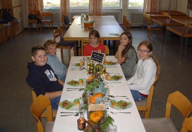 Kinder bei Tisch