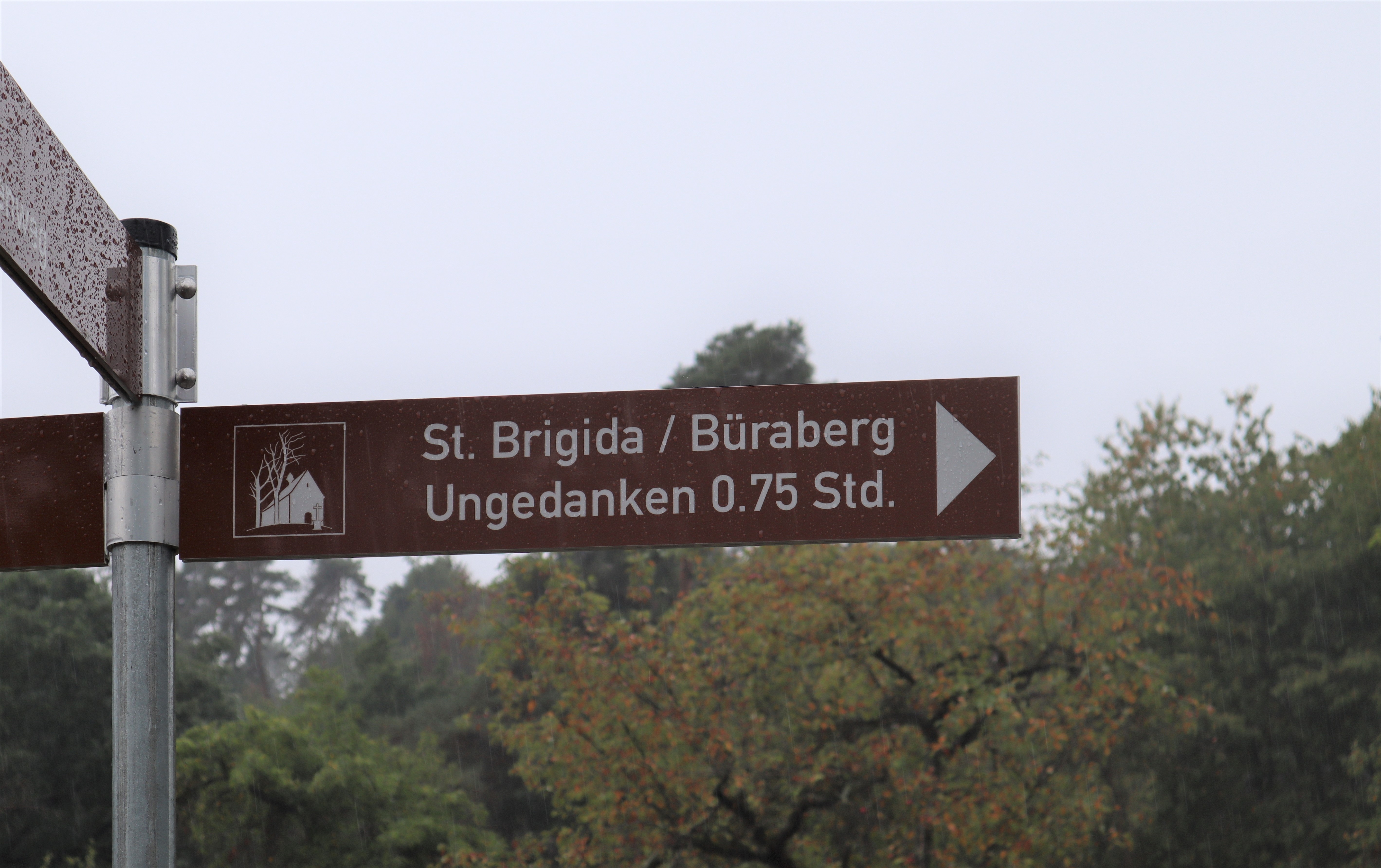 Der Fußweg vom Malerwinkel in Fritzlar bis zum Büraberg und der Kapelle St Brigida wurde ausgeschildert und bietet nicht ortskundigen Wanderern Orientierung.