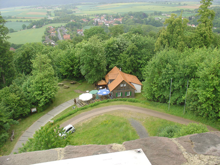Blick vom Turm der Burgruine Löwenstein auf die Jausenstation