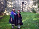 Rotkäppchen und Großmutter vor der Burgruine Schönstein